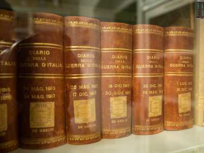 Salendo al secondo piano facciamo il nostro ingresso nella biblioteca che conserva 300 volumi. Raccontano la storia pugliese e italiana a cavallo tra Otto e Novecento, in particolare della prima guerra mondiale, con donazioni da parte della famiglia di orgine tranese De Grecis, finanziatrice della nascita del museo